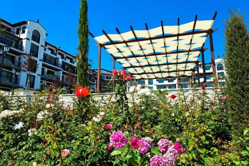 Boutique Rose Gardens Pomorie Aparthotel Bagian luar foto