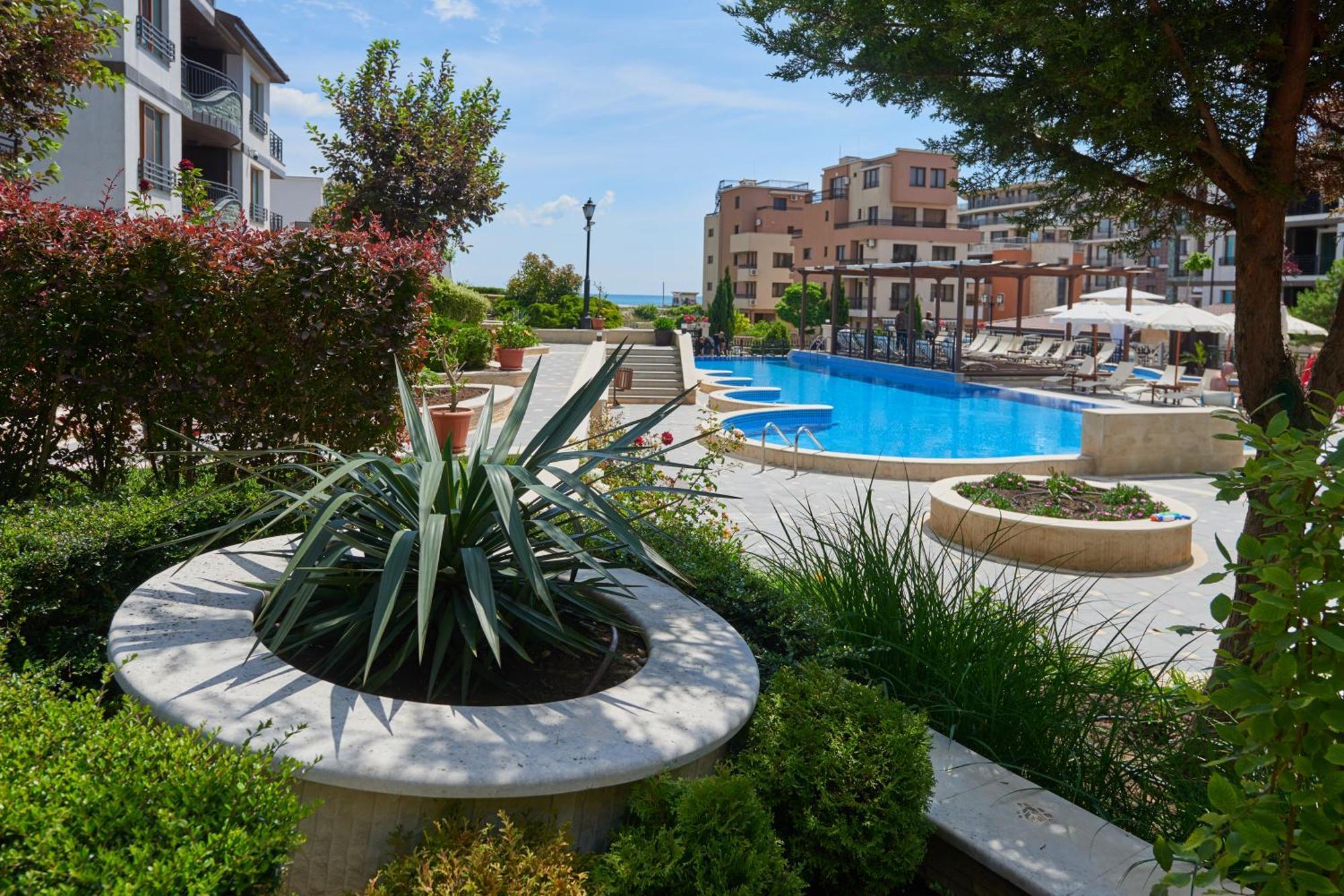 Boutique Rose Gardens Pomorie Aparthotel Bagian luar foto