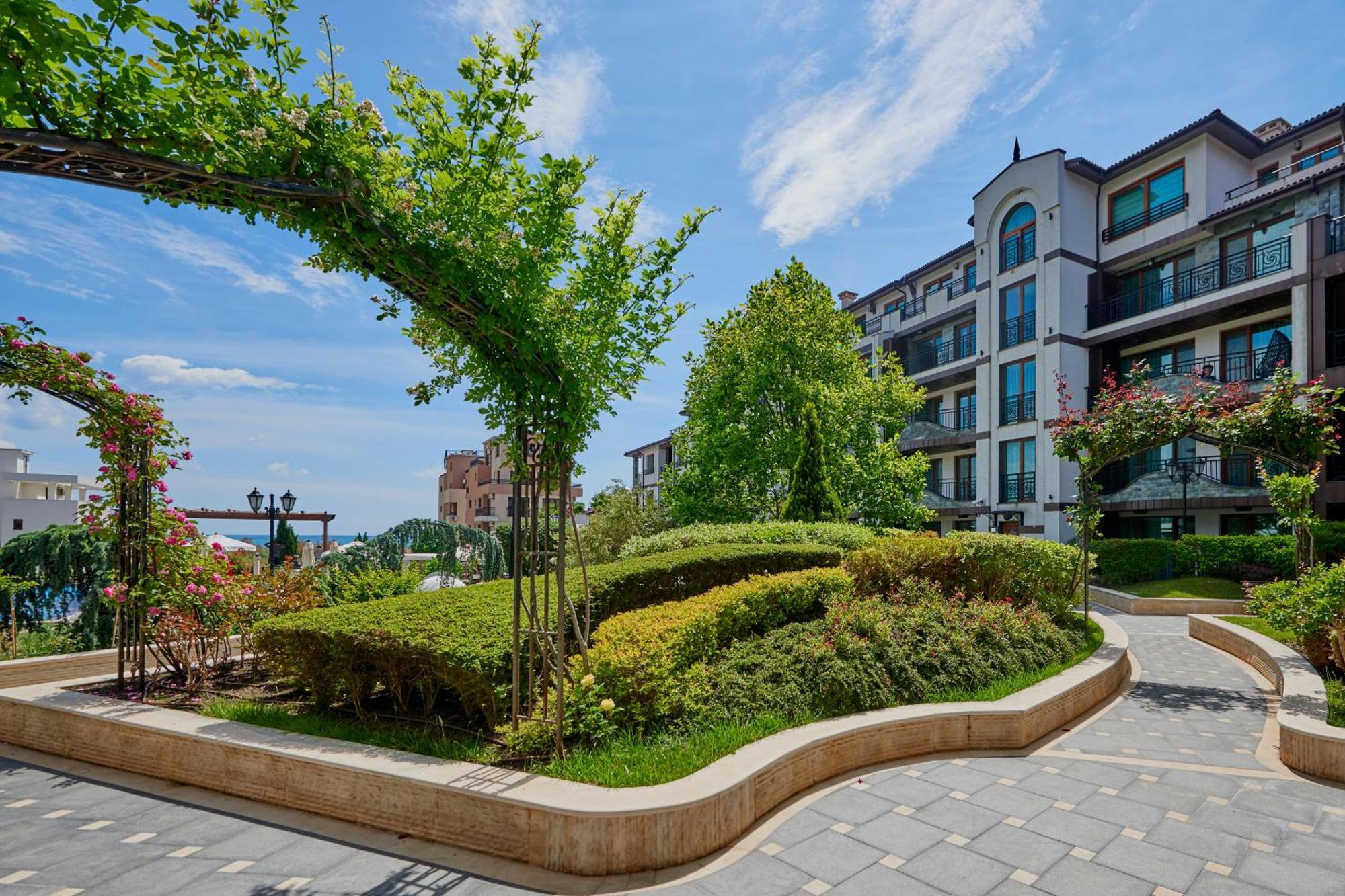 Boutique Rose Gardens Pomorie Aparthotel Bagian luar foto